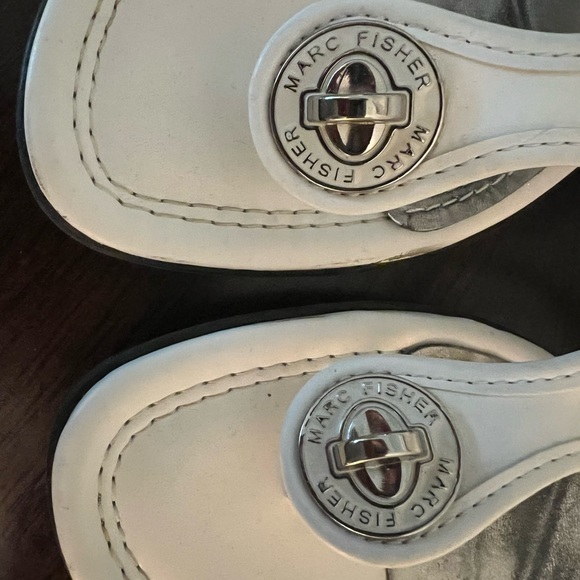 Marc Fisher white turn lock dial flip flop sandal - Picture 2 of 4